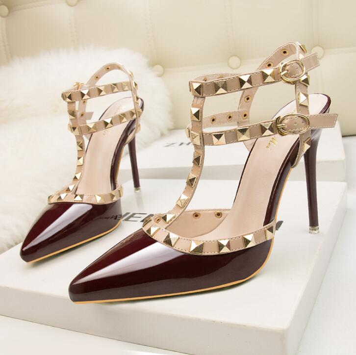 Two-Tone Pumps With Metallic Rivet