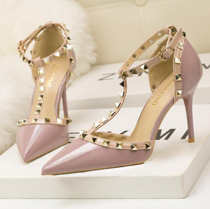 Two-Tone Pumps With Metallic Rivet