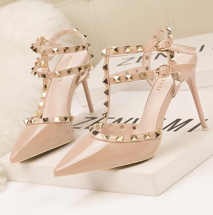 Two-Tone Pumps With Metallic Rivet