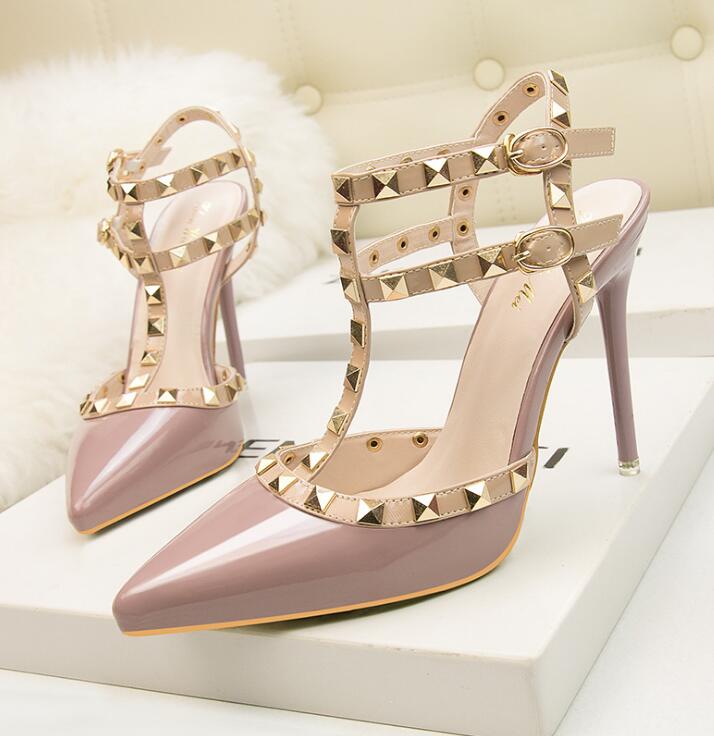 Two-Tone Pumps With Metallic Rivet