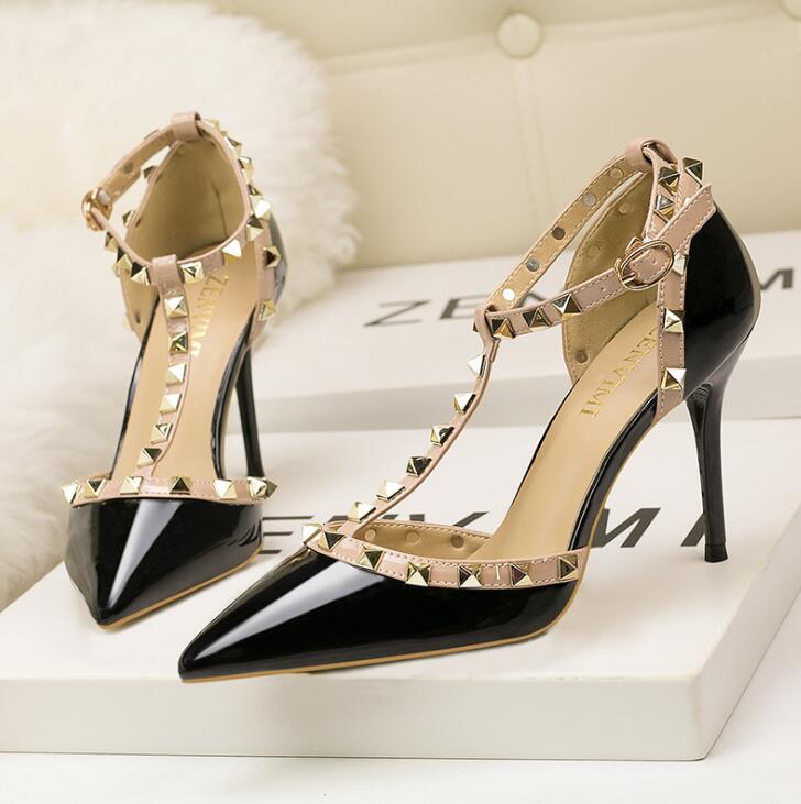 Two-Tone Pumps With Metallic Rivet